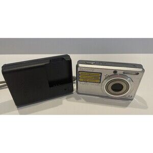 Sony Cyber-shot DSC-S750 7.2 MP Digital 3x Optical Battery And Charger